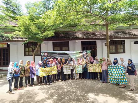 PELATIHAN PEMBUATAN BATIK SHIBORI