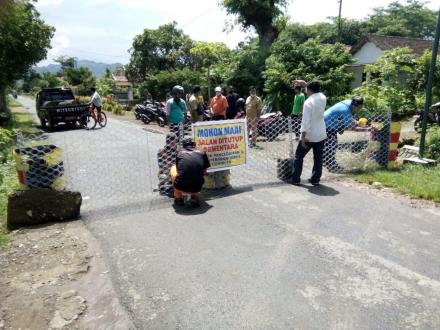 PENUTUPAN JALAN PERBATASAN TRENGGALEK  TULUNGAGUNG DI DESA MALASAN