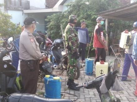 PENYEMPROTAN ANTISEPTIK RUMAH WARGA DUSUN MALASAN DAN LOTEKOL